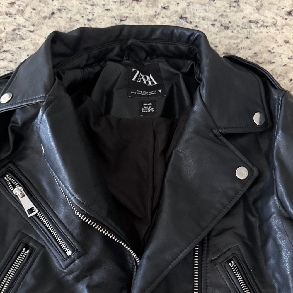 Zara Black Faux Leather Biker Jacket with Silver Hardware, cropped Mid-waist - Picture 8 of 8